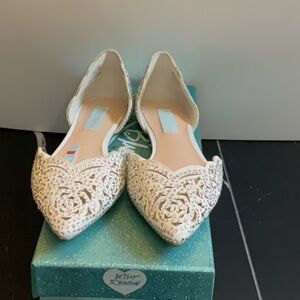 Betsey Johnson ivory satin Flats Romantic Design